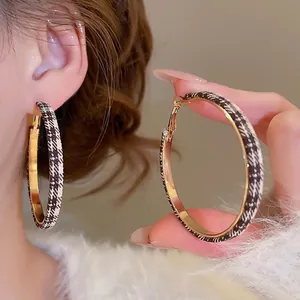 Boucles d'oreilles rondes avec tissu à carreaux marron et base en métal doré chic
