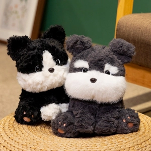 Adorables peluches chiots style Bouledogue Français et Schnauzer sur un pouf tressé