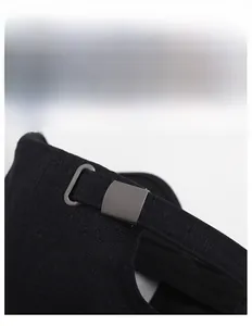 Détail de la boucle en métal réglable et de la sangle en tissu sur une casquette noire
