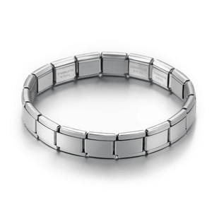 Vue détaillée du bracelet modulaire extensible en acier inoxydable avec gravure acier