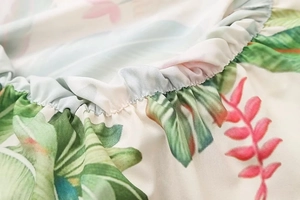 Détail du tissu à imprimé tropical avec bord élastique et coutures renforcées