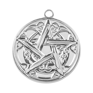 Vue détaillée du pendentif étoile en acier argenté avec motifs de nœuds celtiques