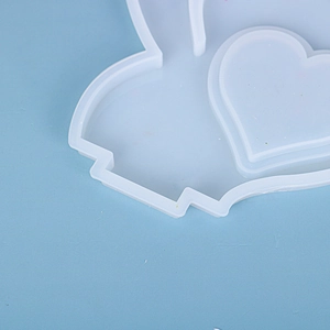 Vista dettagliata dello stampo in silicone traslucido a forma di cuore per gioielli in resina