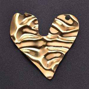 Detailed close-up of a 304 stainless steel heart pendant with gold hammered texture
