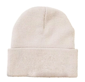 Détail de la texture en maille fine et du tissu doux sur un bonnet d'hiver beige chaud