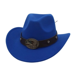 Dettaglio di cappello da cowboy in feltro blu con stemma ad aquila e borchie d'argento