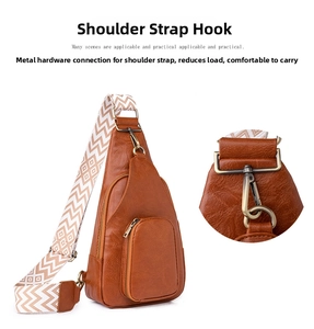 Detailansicht der braunen PU-Leder Bauchtasche mit gemustertem breitem Gurt