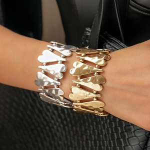 Bracelet rétro à maillons cœur avec texture martelée en finitions or et argent