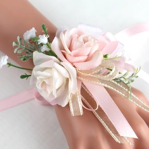 Corsage da polso con rose artificiali rosa e avorio e nastri decorativi per matrimoni