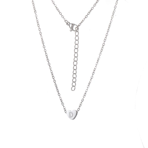 Détail du pendentif cœur argenté avec gravure D et chaîne ajustable en acier