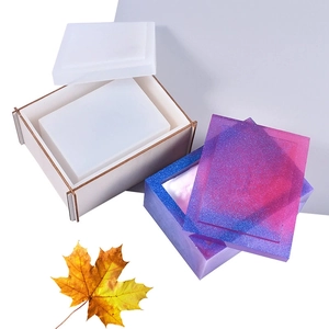 Détail du moule en silicone rectangulaire pour boîte en résine avec cadre bois et échantillon