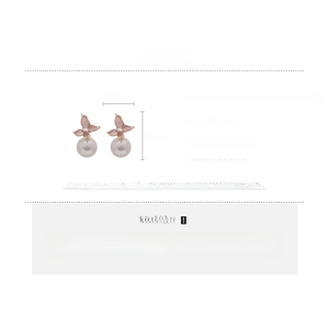 Vue détaillée des boucles d'oreilles perles papillon rose avec dimensions précises