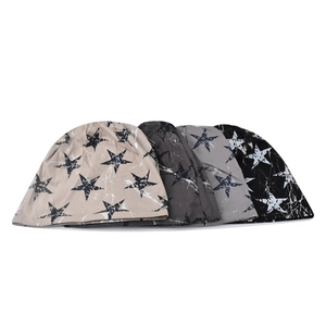 Bonnets en maille imprimé étoile en beige, gris et noir présentés sur fond blanc