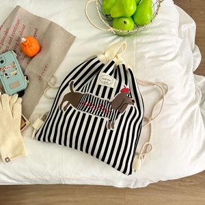 Flachbild des schwarz-weiß gestreiften Strick-Kordelzug-Rucksacks mit Dackel-Motiv