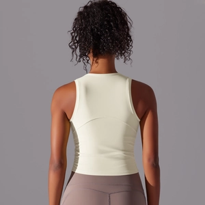 Détail de la couture dorsale incurvée sur le débardeur de sport moulant pour femme