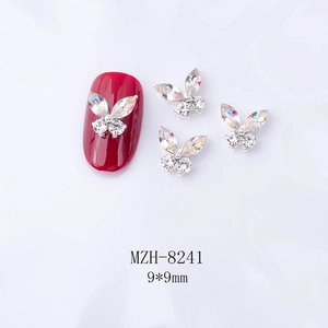 Vue détaillée de bijoux d'ongles papillon 3D avec strass AB et ailes marquises de 9x9mm