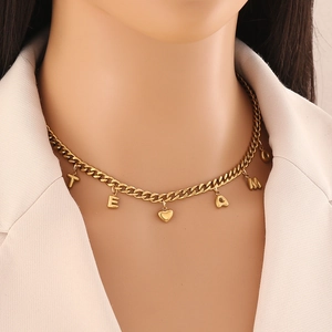 Collier doré en acier inoxydable avec lettres TEAM et pendentif cœur sur mannequin