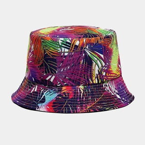 Dettaglio di un cappello da pescatore reversibile con vivace stampa a foglie tropicali