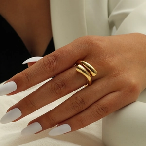 Anello minimalista placcato oro 18 carati con design avvolgente sulla mano