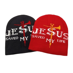 Berretto invernale con testo 'JESUS SAVED MY LIFE' e motivo a croce nero e rosso