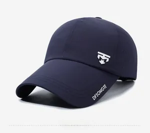 Dettaglio del cappellino blu scuro con fori di ventilazione laser e logo ricamato