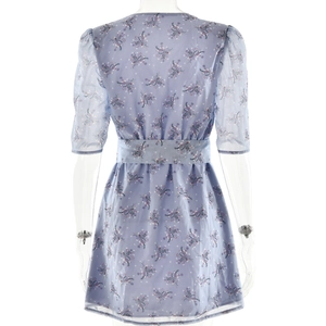 Vue arrière d'une robe fleurie bleu clair avec fleurs violettes et ceinture en tissu assortie