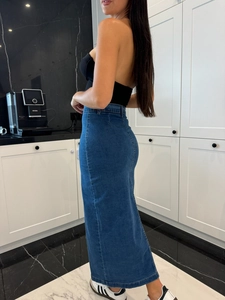 Vue arrière détaillée d'une jupe midi en jean taille haute ajustée avec fente irrégulière