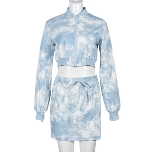 Completo tie-dye azzurro con giacca con zip a maniche lunghe e minigonna abbinata