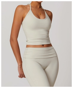 Détail du haut de yoga dos nu et legging taille haute en tissu crème mat
