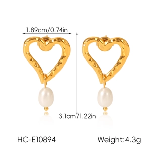 Vue détaillée des boucles d'oreilles cœur en or avec perles et dimensions