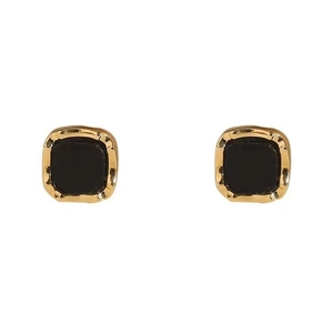 Elegante geometrische schwarze quadratische Ohrstecker mit Goldrand auf weißem Grund