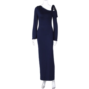 Détail de la robe bleu marine à épaules dénudées avec une encolure asymétrique ajustée