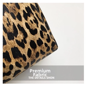 Makroaufnahme einer Shopper-Tasche mit Leopardenmuster und strukturierter Prägung im Detail