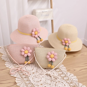 Vue détaillée de chapeaux de soleil en paille et sacs assortis avec fleurs décoratives