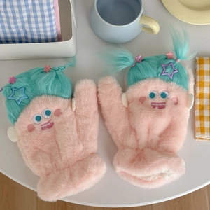 Détail de gants monstres en peluche rose avec pinces étoiles et broderies fines