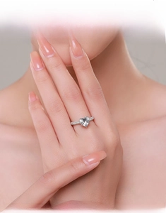 Dettaglio dell'anello in argento S925 con zircone a cuore e cristalli micro-pavé