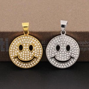 Vista macro di ciondoli hip hop a forma di smiley in oro e argento con strass scintillanti