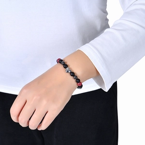 8mm mattes Achat-Perlenarmband mit silbernem Herzanhänger getragen am Handgelenk
