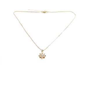 Détail du collier soleil doré avec œil protecteur et pierres de zircone multicolores