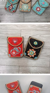 Détails de broderies de perles bohèmes et motifs de paillettes colorés sur sacs faits main
