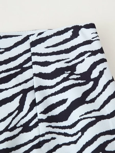 Gedetailleerde close-up van de zebraprint textuur en hoogwaardige stiksels op het kledingstuk