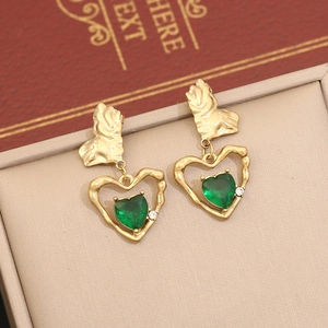 Boucles d'oreilles cœur dorées irrégulières avec pierre verte et détail de zircon