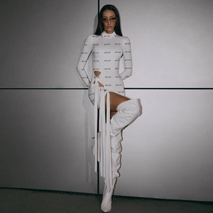 Robe courte blanche à imprimé ARTICAT avec manches longues et découpe à la taille