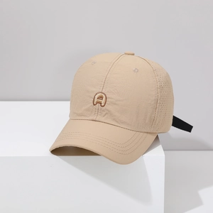 Détail de casquette de baseball kaki à séchage rapide avec lettre A et aérations laser
