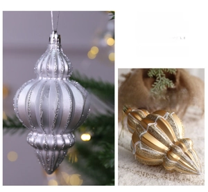 Detail von silbernen und goldenen Christbaumkugeln mit vertikalen Glitzerstreifen im Set