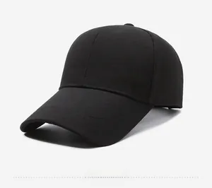 Dettaglio del cappellino da baseball nero con il distintivo SPORT in metallo argentato