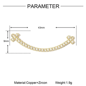 Detalle de dimensiones del colgante smile en oro de 18k con circonitas cúbicas