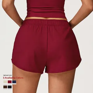 Short de sport rouge foncé pour femmes avec taille haute, fentes latérales et taille élastique