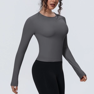 Détail d'un t-shirt de yoga à manches longues ajusté avec texture sans couture