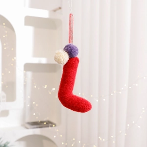 Ciondolo creativo a forma di calza di Natale in maglia rossa con pompon per albero